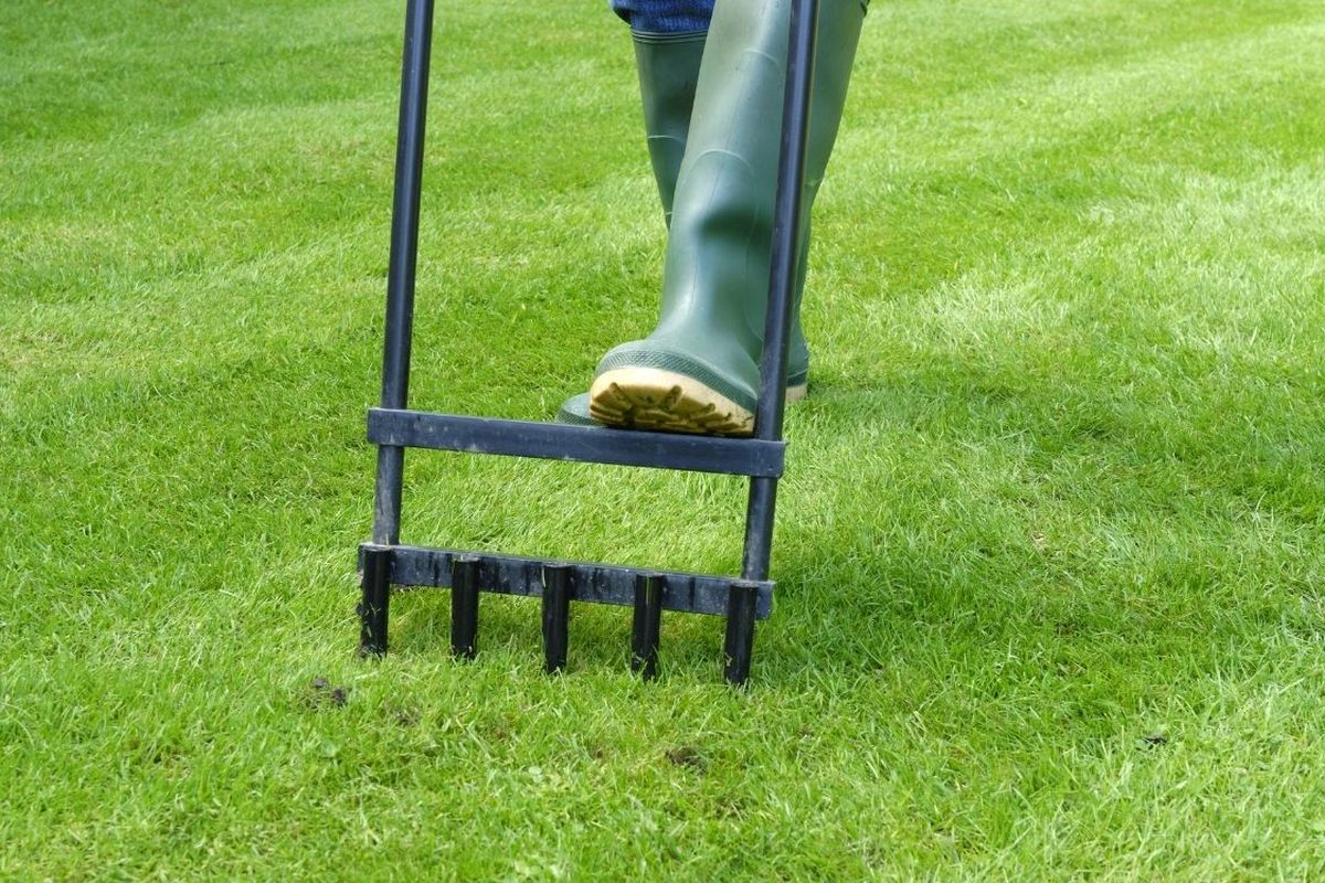 Gazon beluchten met een prikvork