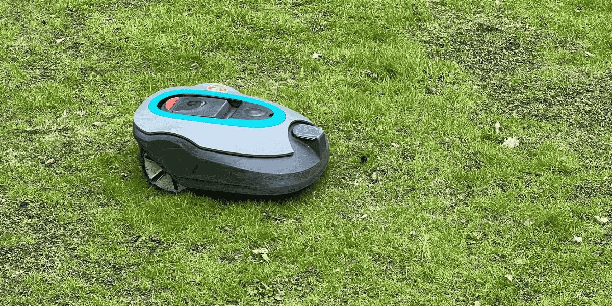 Grijze robotmaaier van Gardena op een gazon
