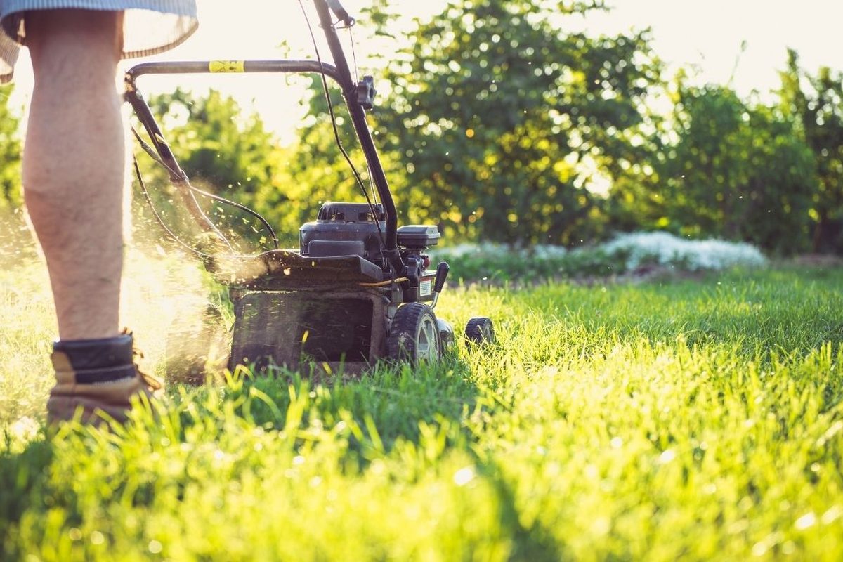 Benzinemaaier in de volle zon, met opspattend stof