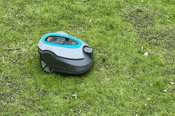 Oudere robotmaaier na jaren gebruik